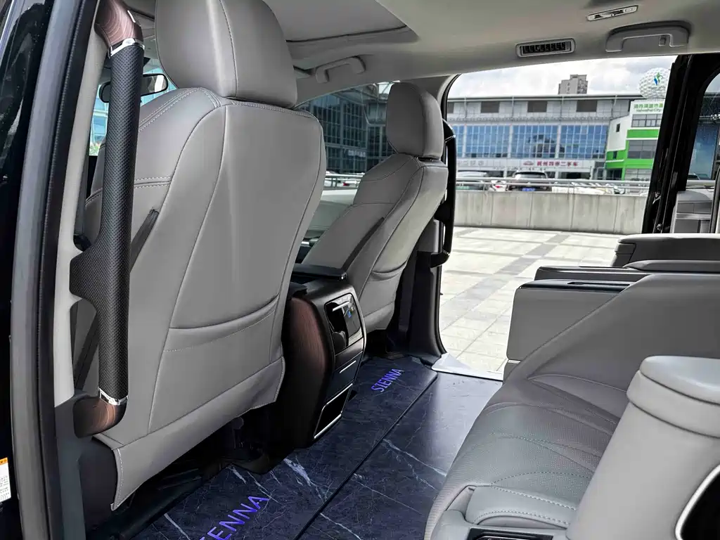 Toyota Sienna — миниатюра 13