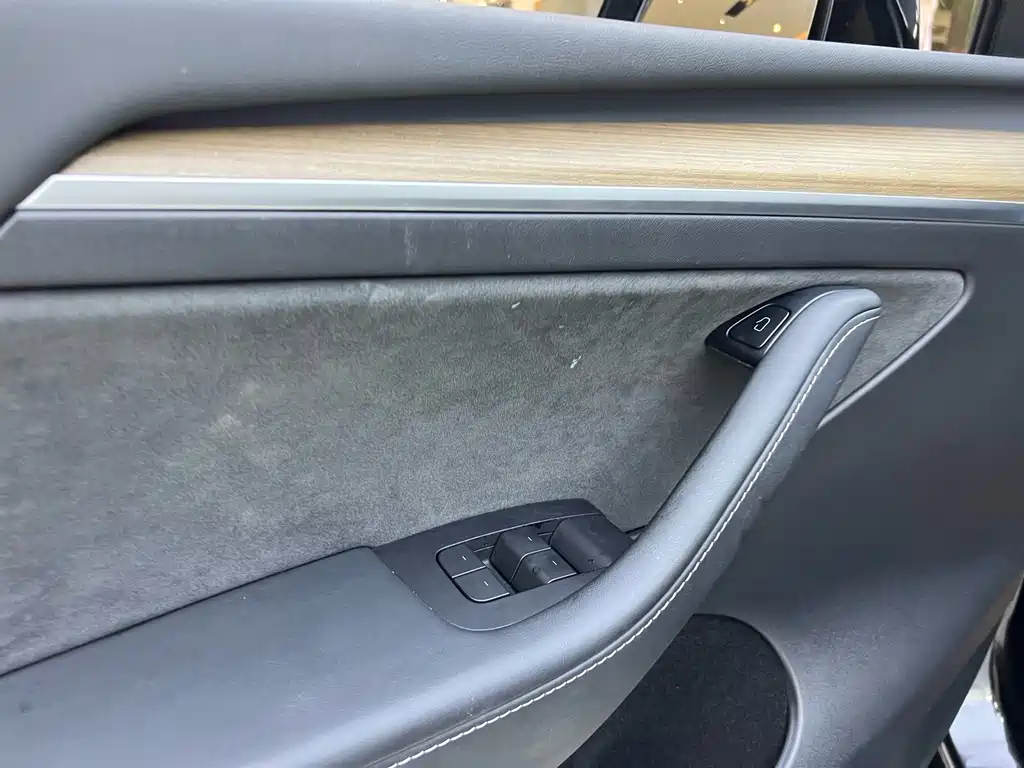 Tesla Model Y — миниатюра 8