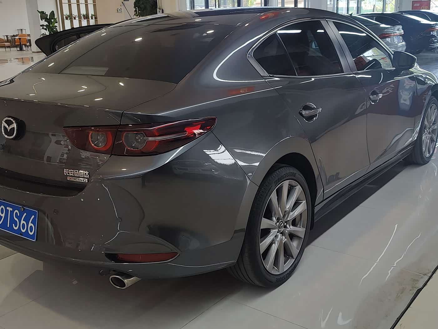 Mazda Mazda3 Axela 2.0 л 2022 г. Серебристо-серый, пробег 50000 км