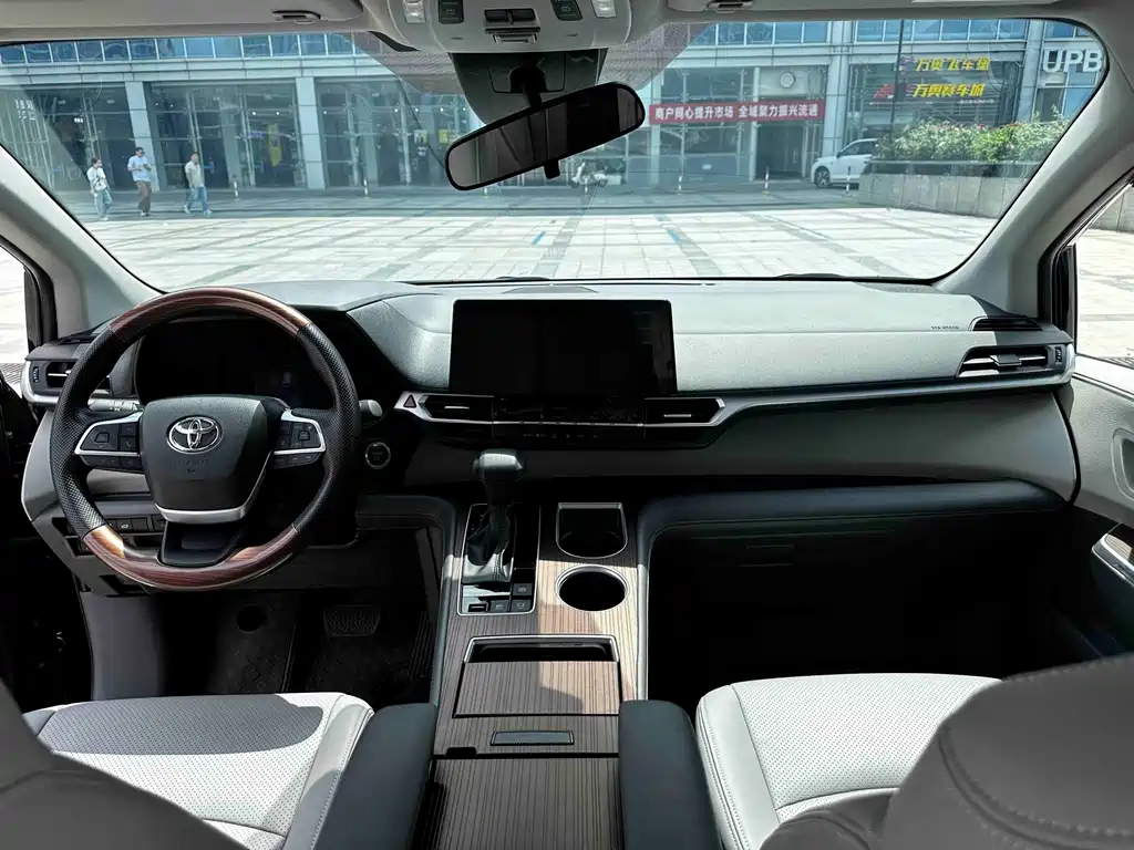 Toyota Sienna — миниатюра 9
