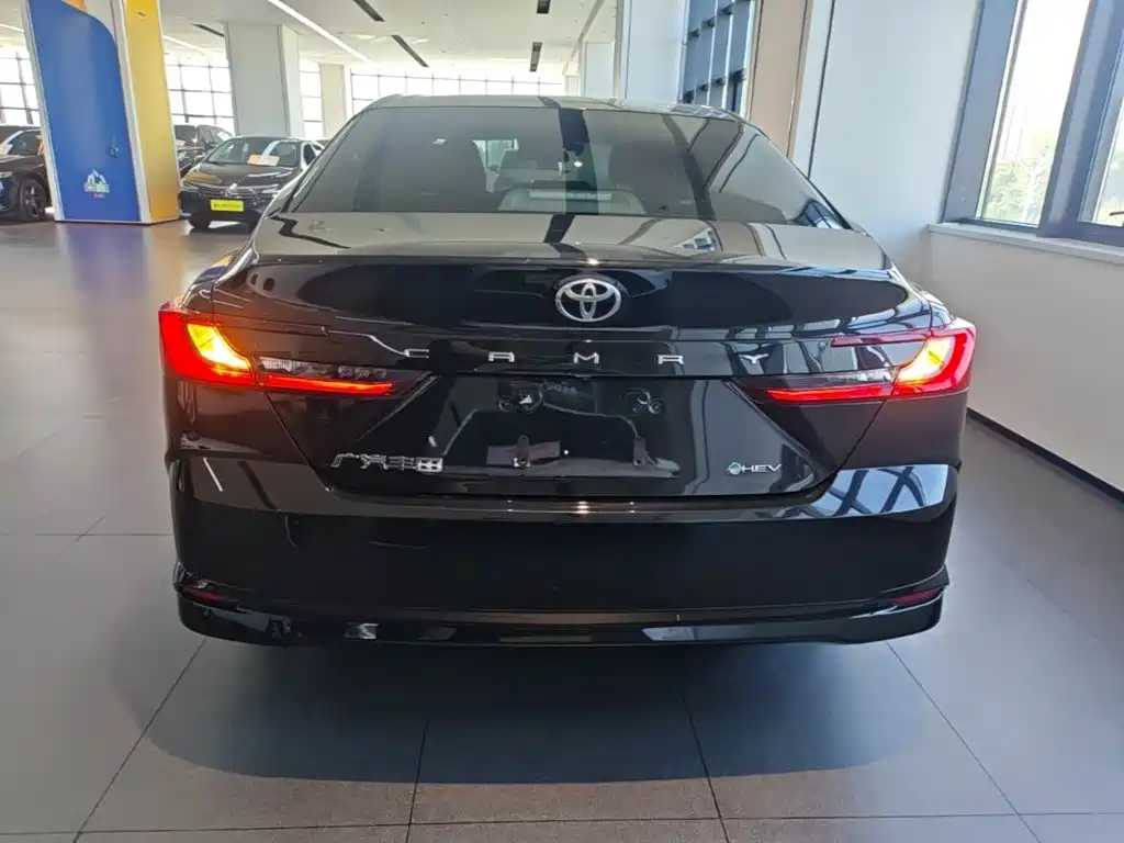 Toyota Camry — миниатюра 4