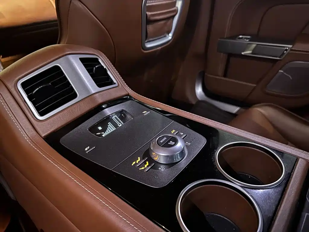Aston Martin Rapide — миниатюра 12