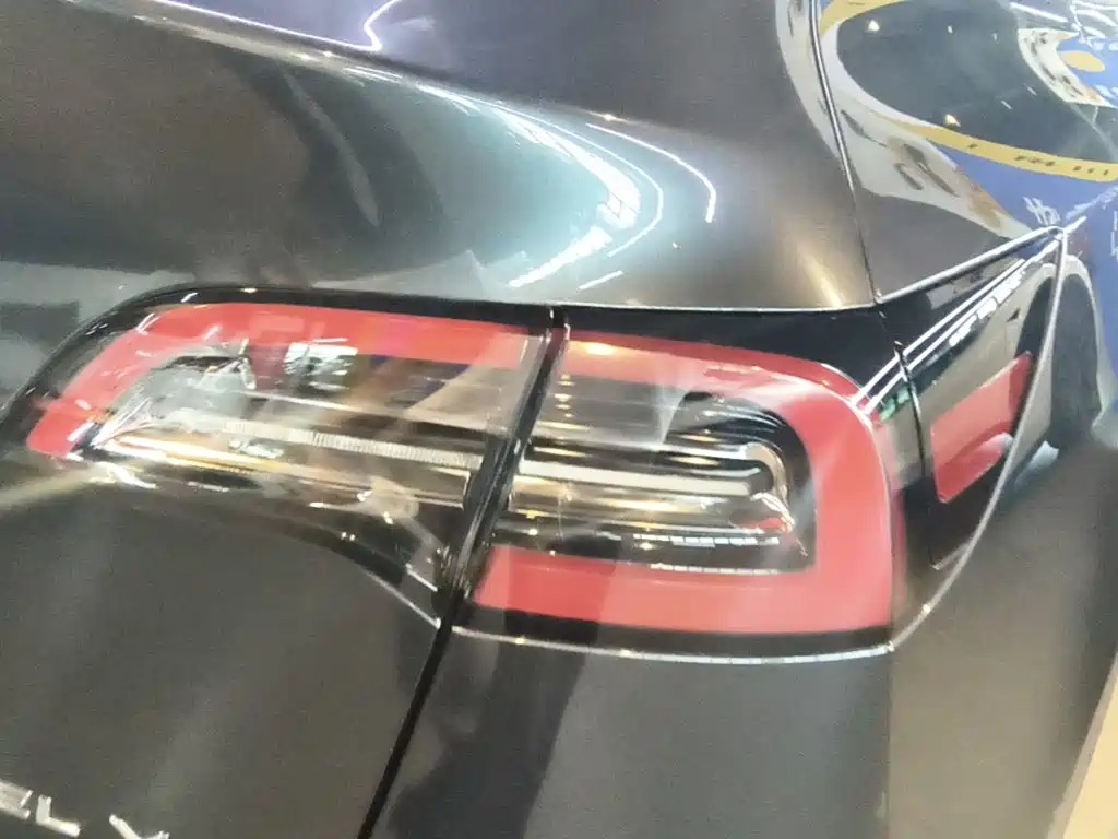 Tesla Model Y — миниатюра 8