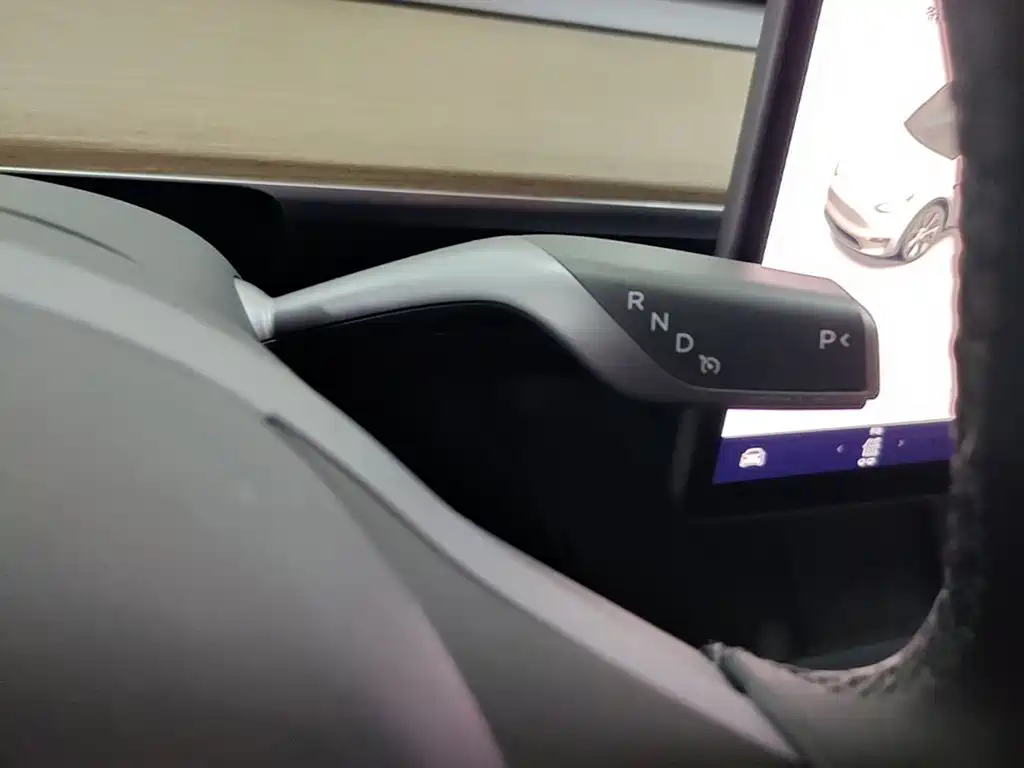 Tesla Model Y — миниатюра 14