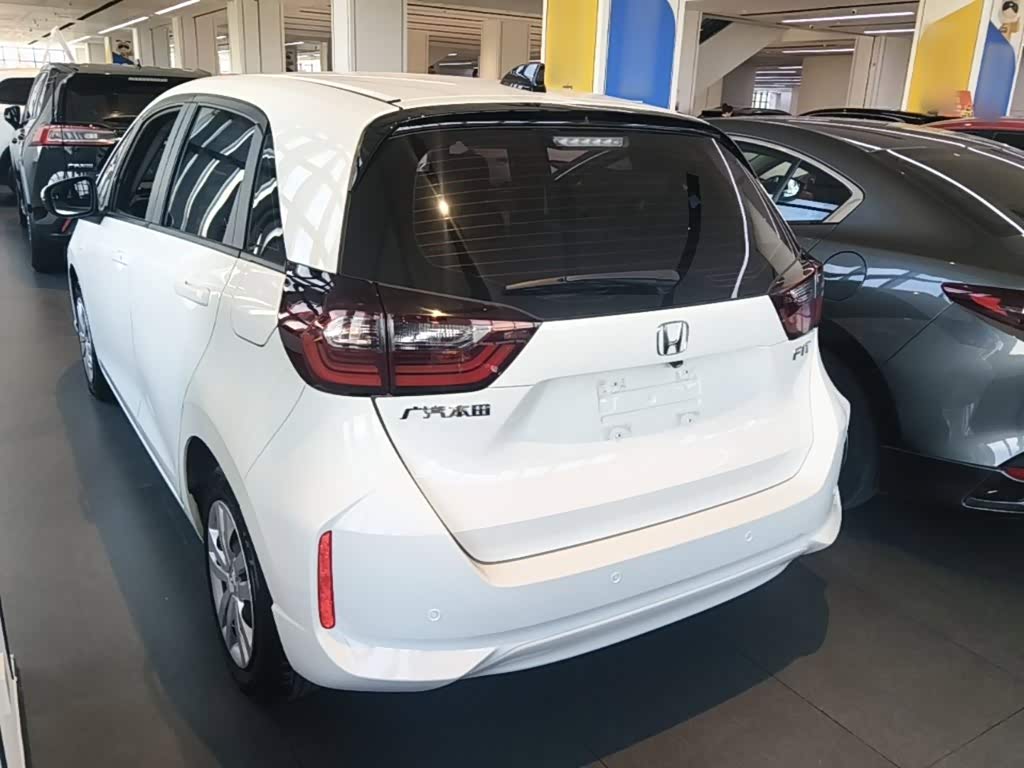 Honda Fit 1.5 л 2023 г. Белый, пробег 18600 км