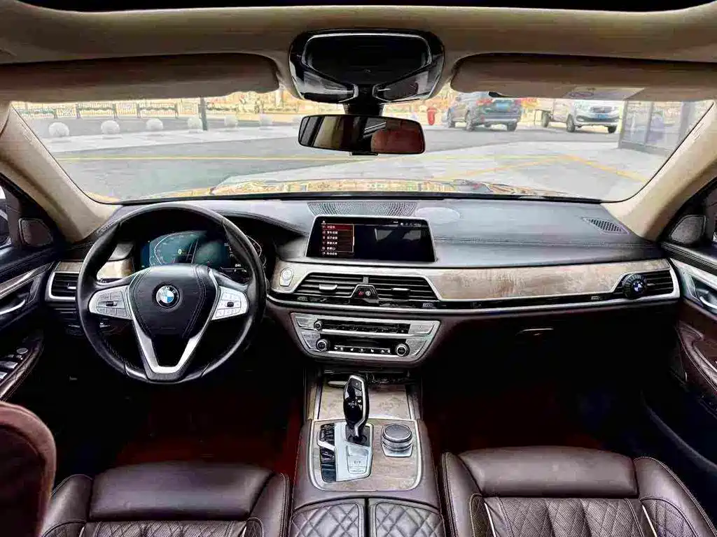 BMW 7 Series — миниатюра 8