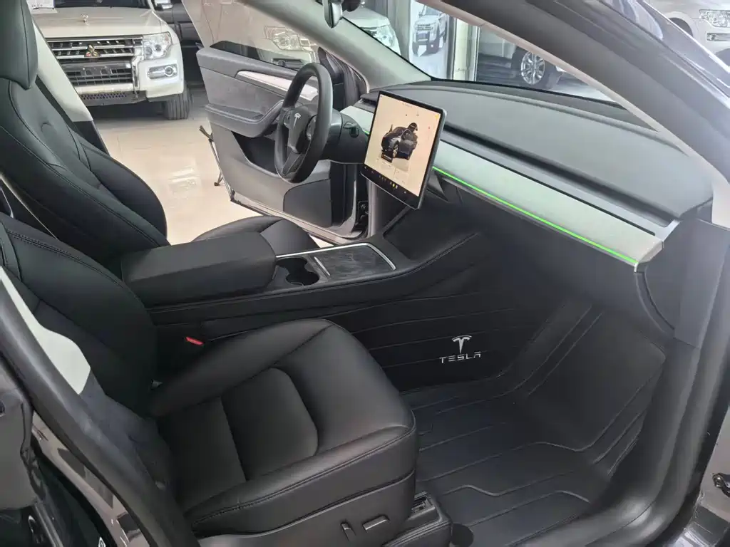 Tesla Model Y — миниатюра 12