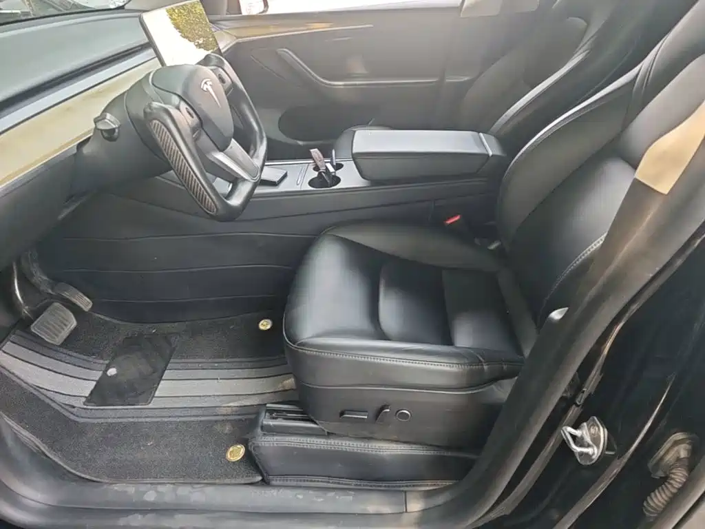Tesla Model Y — миниатюра 15