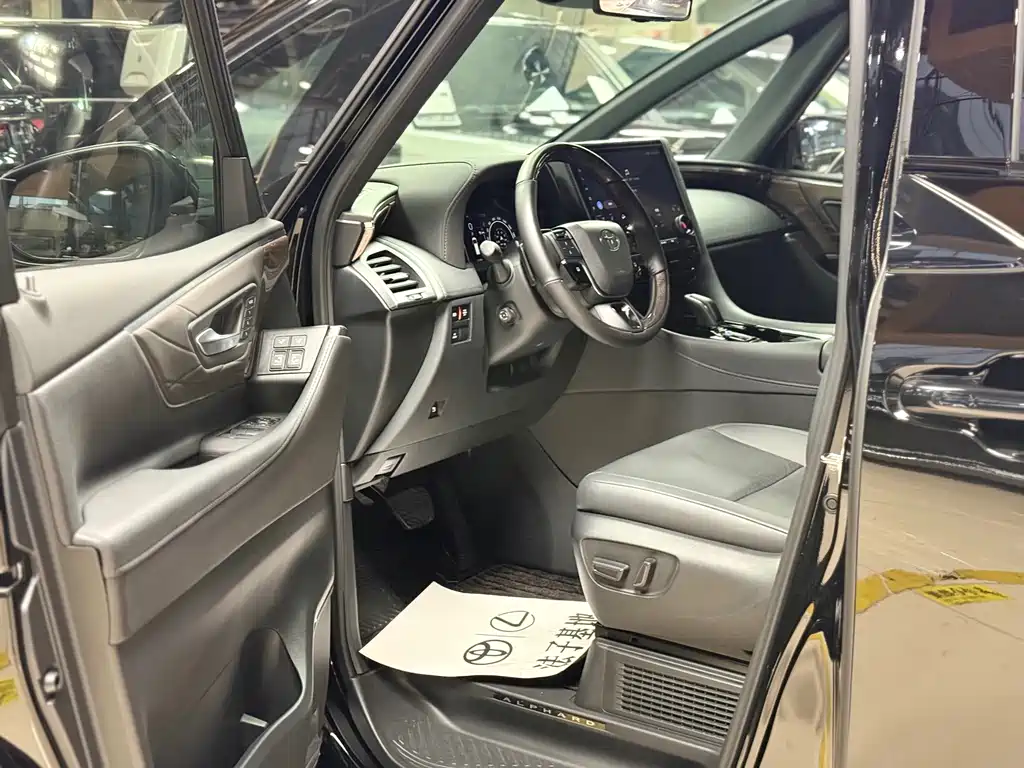Toyota Alphard — миниатюра 6