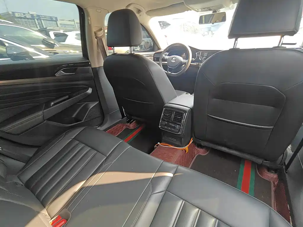 Volkswagen Passat PHEV — миниатюра 11