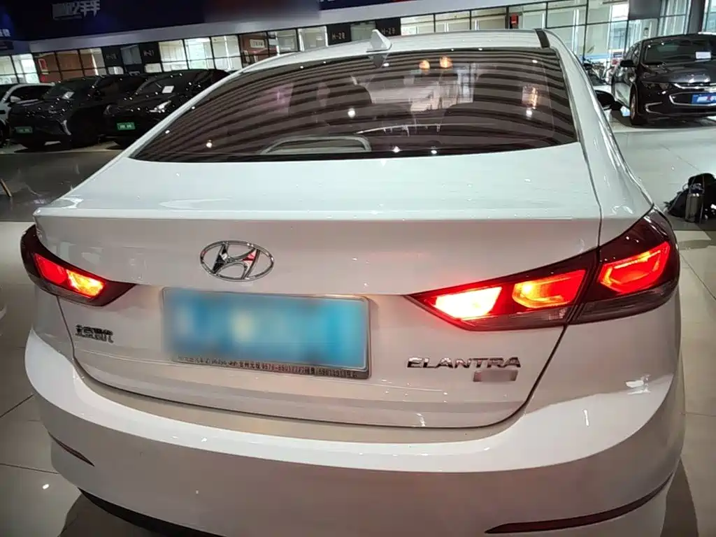Hyundai Elantra — миниатюра 6