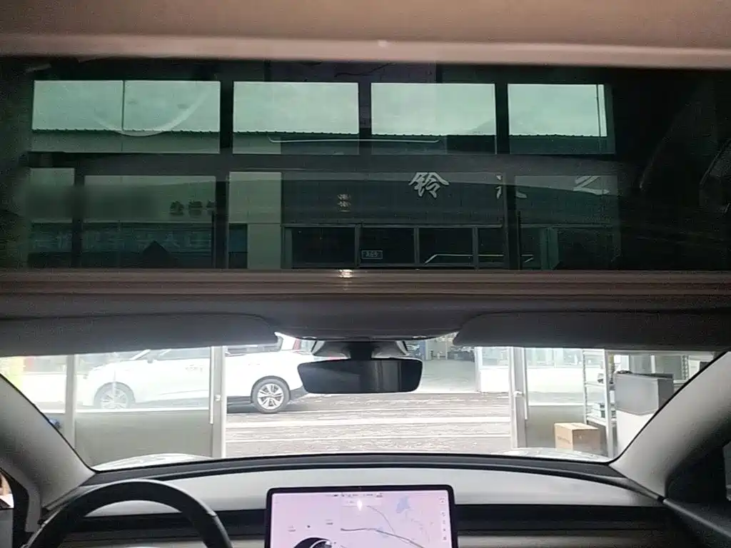 Tesla Model 3 — миниатюра 18