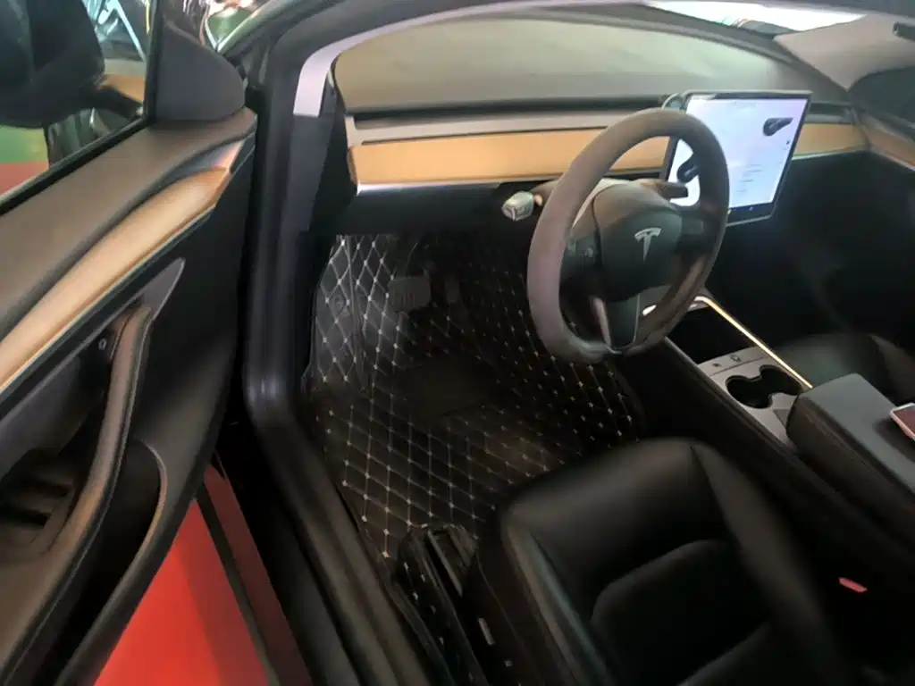 Tesla Model Y — миниатюра 16