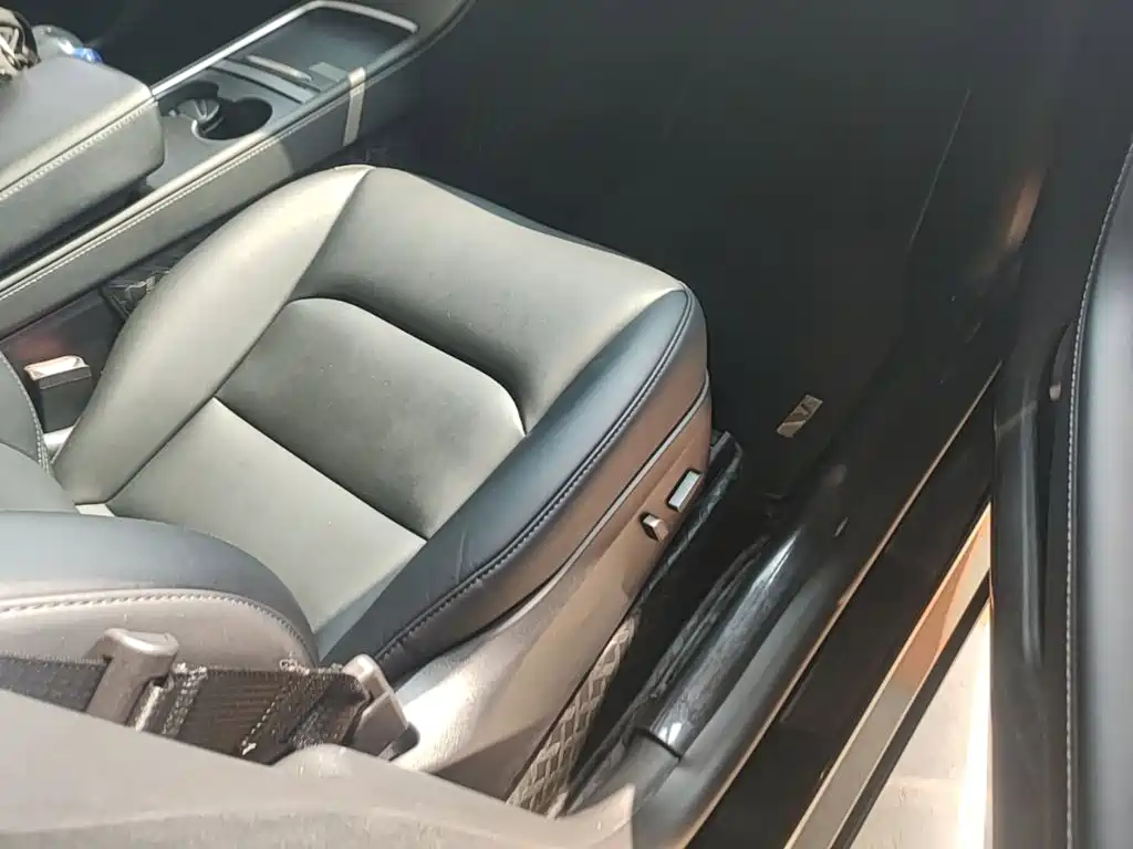 Tesla Model Y — миниатюра 25