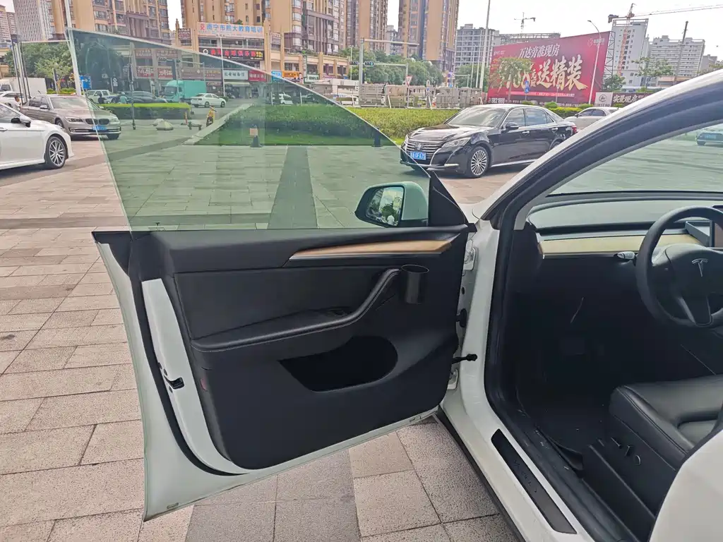 Tesla Model Y — миниатюра 11