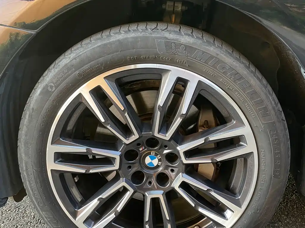 BMW 5 Series — миниатюра 14