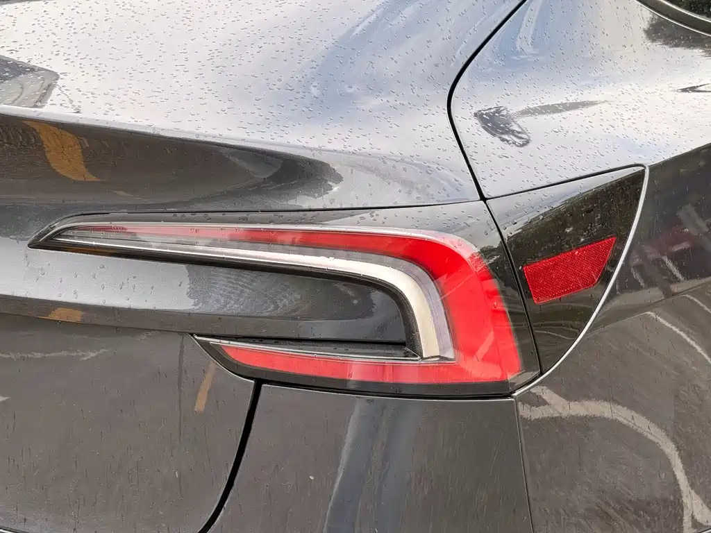 Tesla Model 3 — миниатюра 16