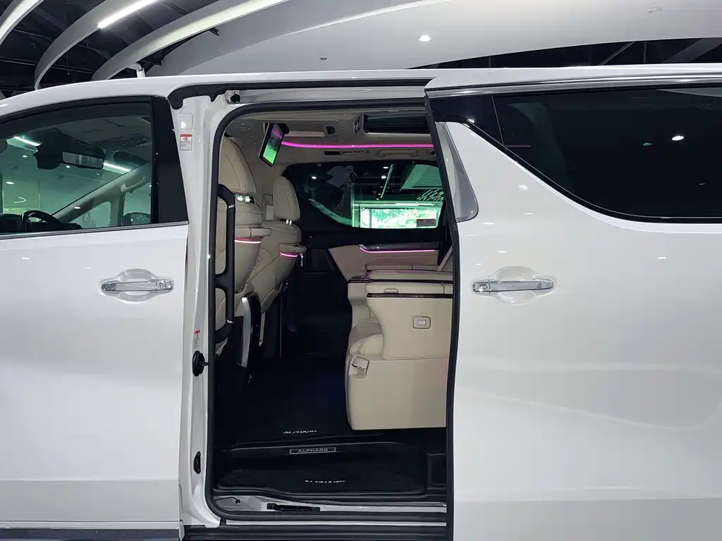 Toyota Alphard — миниатюра 27