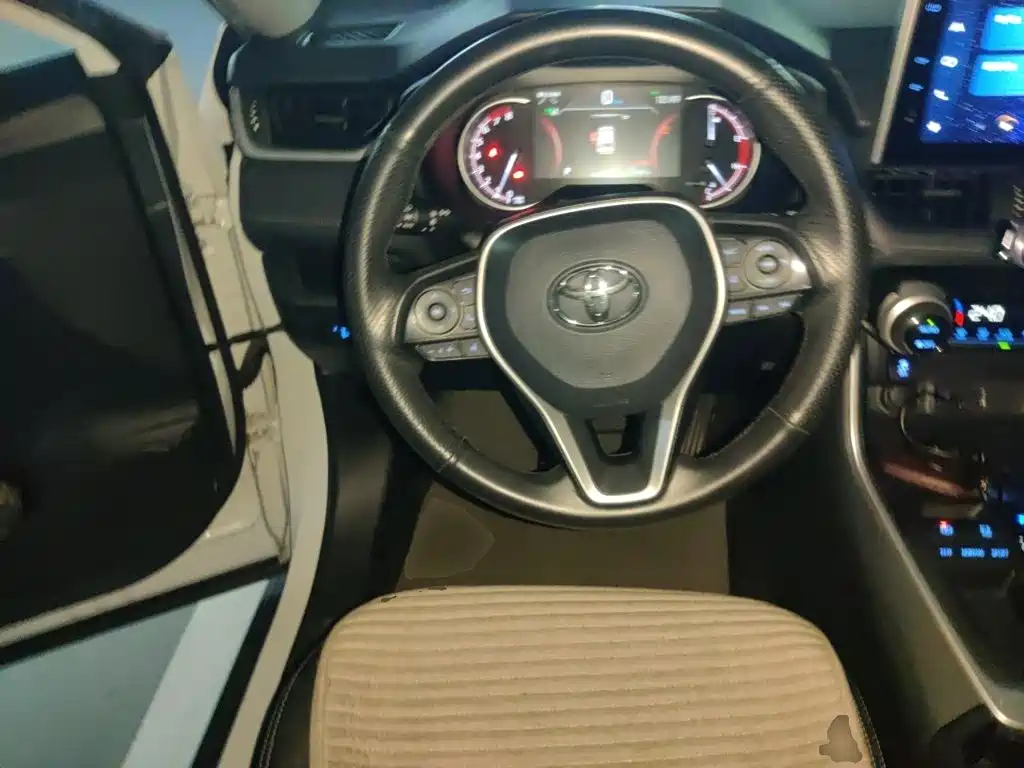 Toyota RAV4 — миниатюра 7