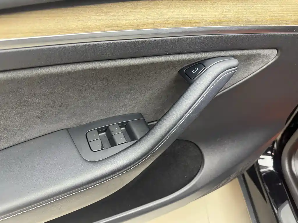 Tesla Model Y — миниатюра 9