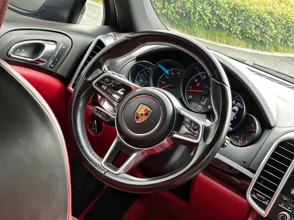 Porsche Cayenne — миниатюра 14