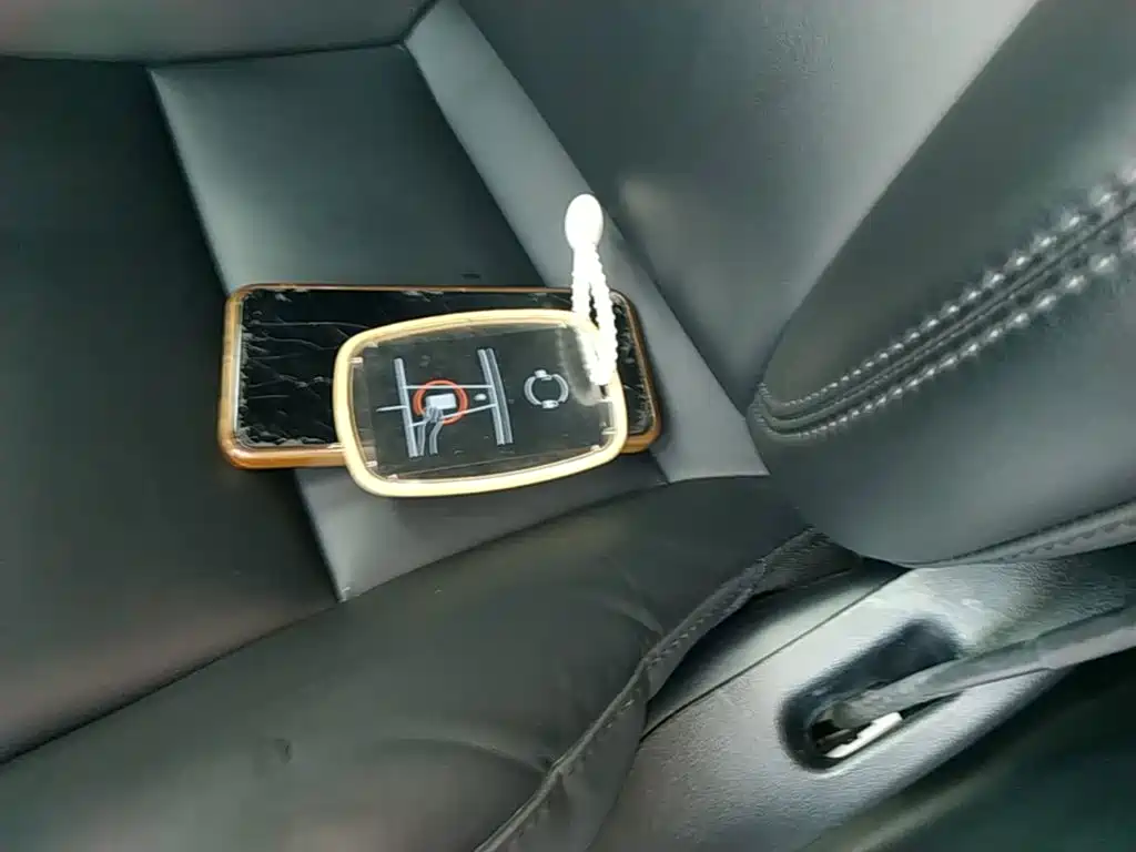 Tesla Model Y — миниатюра 9