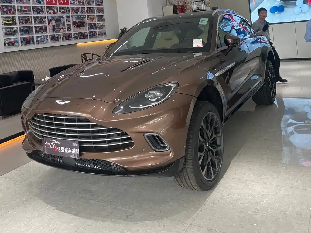 Купить Aston Martin DBX