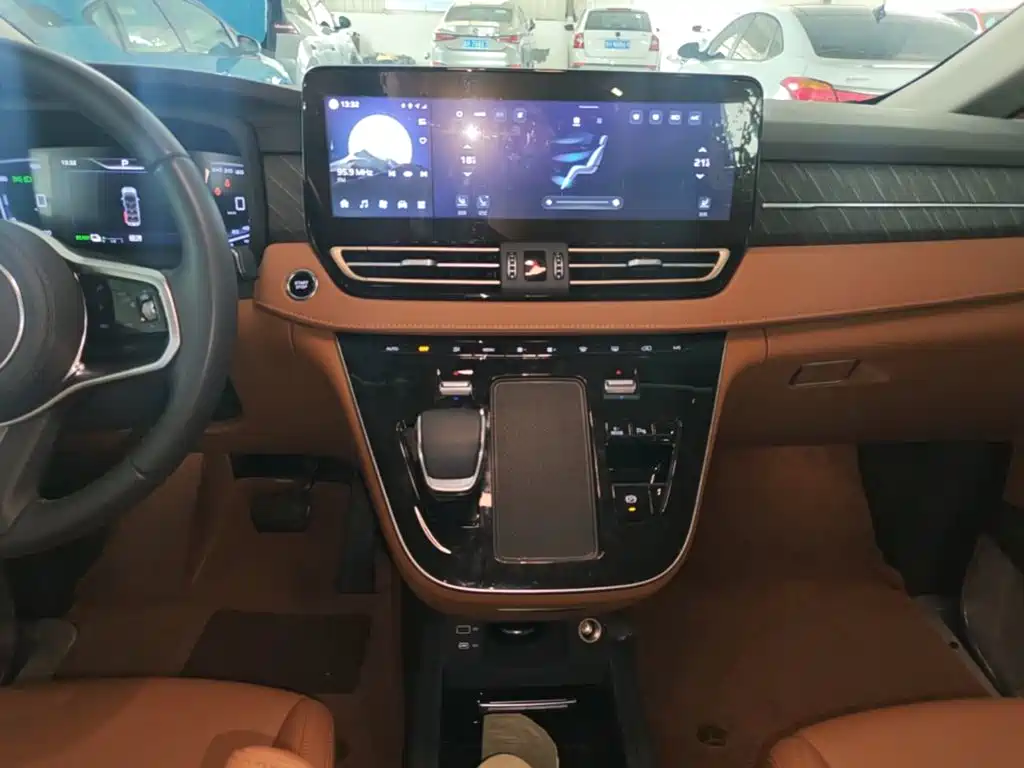 Hongqi Hongqi HQ9 PHEV — миниатюра 13