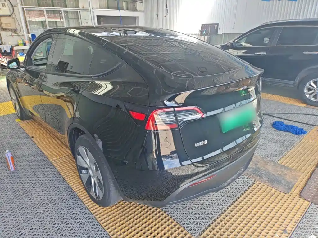 Tesla Model Y — миниатюра 5