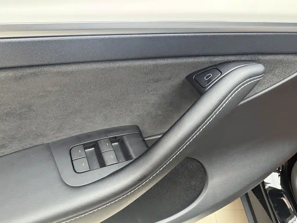 Tesla Model Y — миниатюра 11