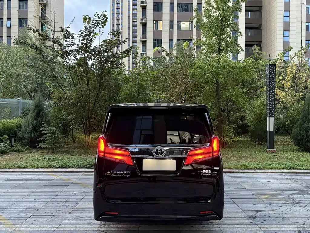Toyota Alphard — миниатюра 6
