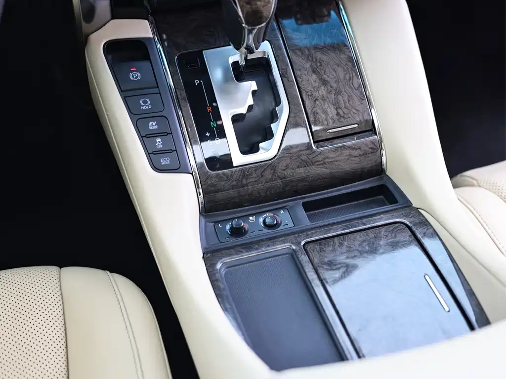 Toyota Alphard — миниатюра 18