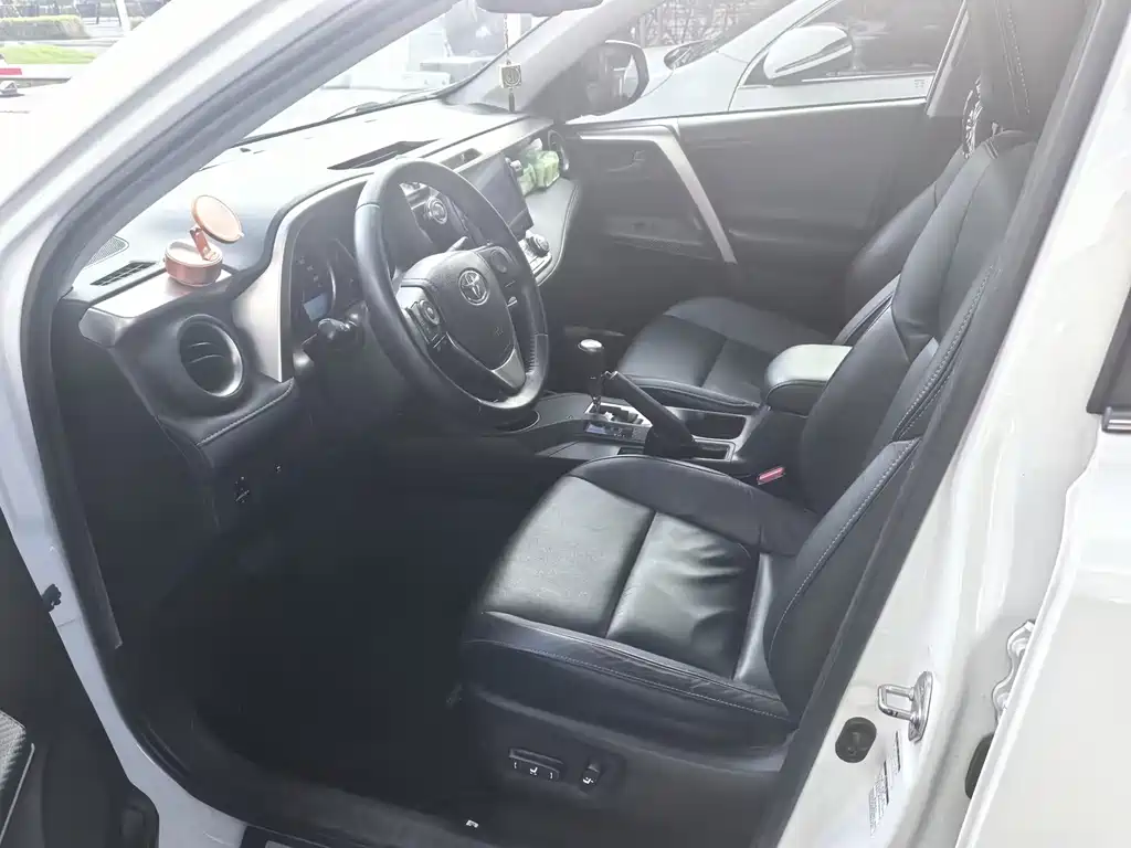 Toyota RAV4 — миниатюра 6