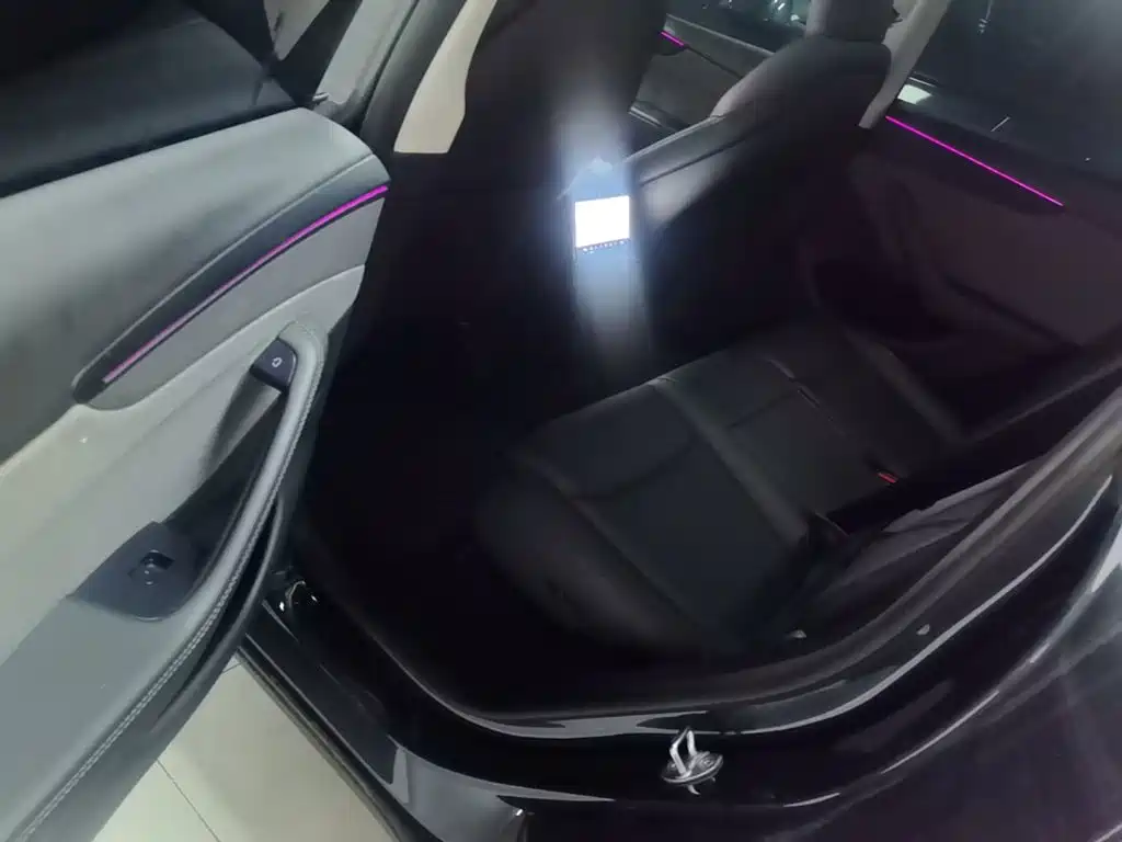 Tesla Model Y — миниатюра 17