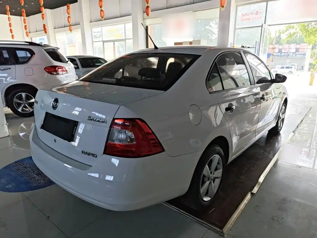 Skoda Rapid — миниатюра 7