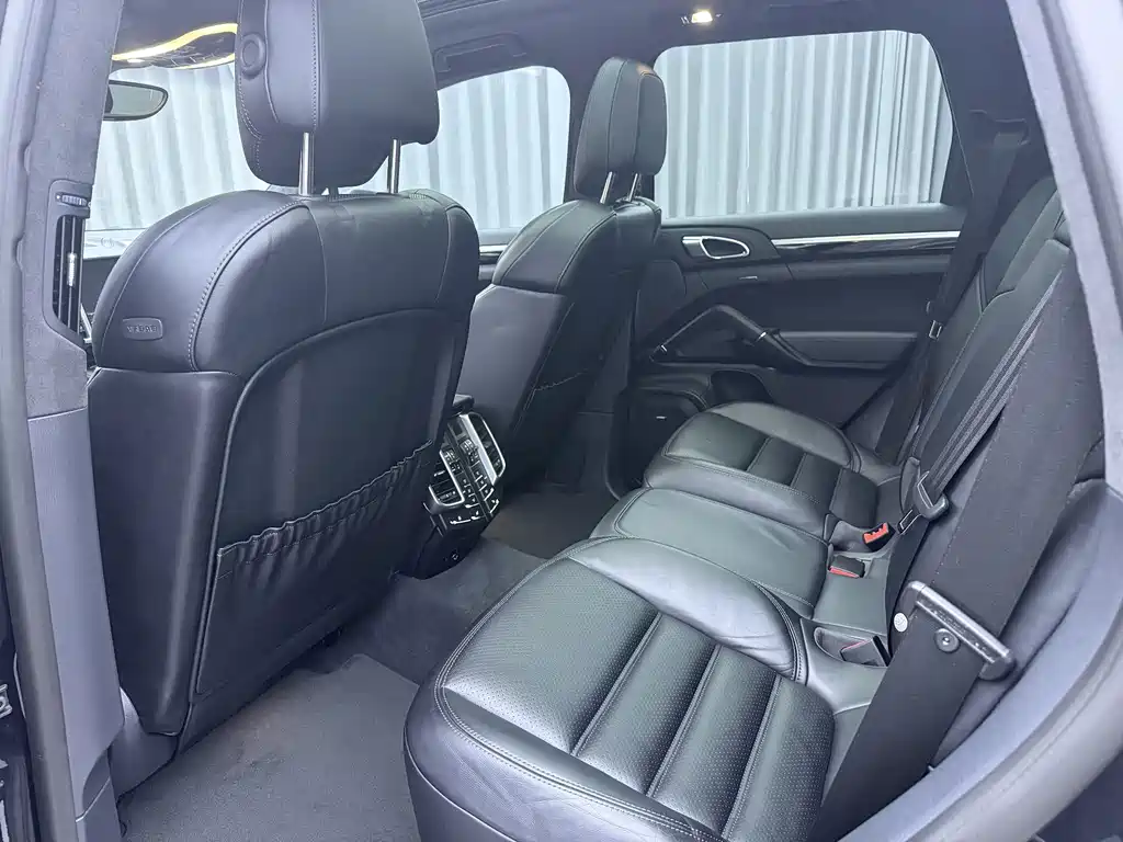 Porsche Cayenne — миниатюра 13