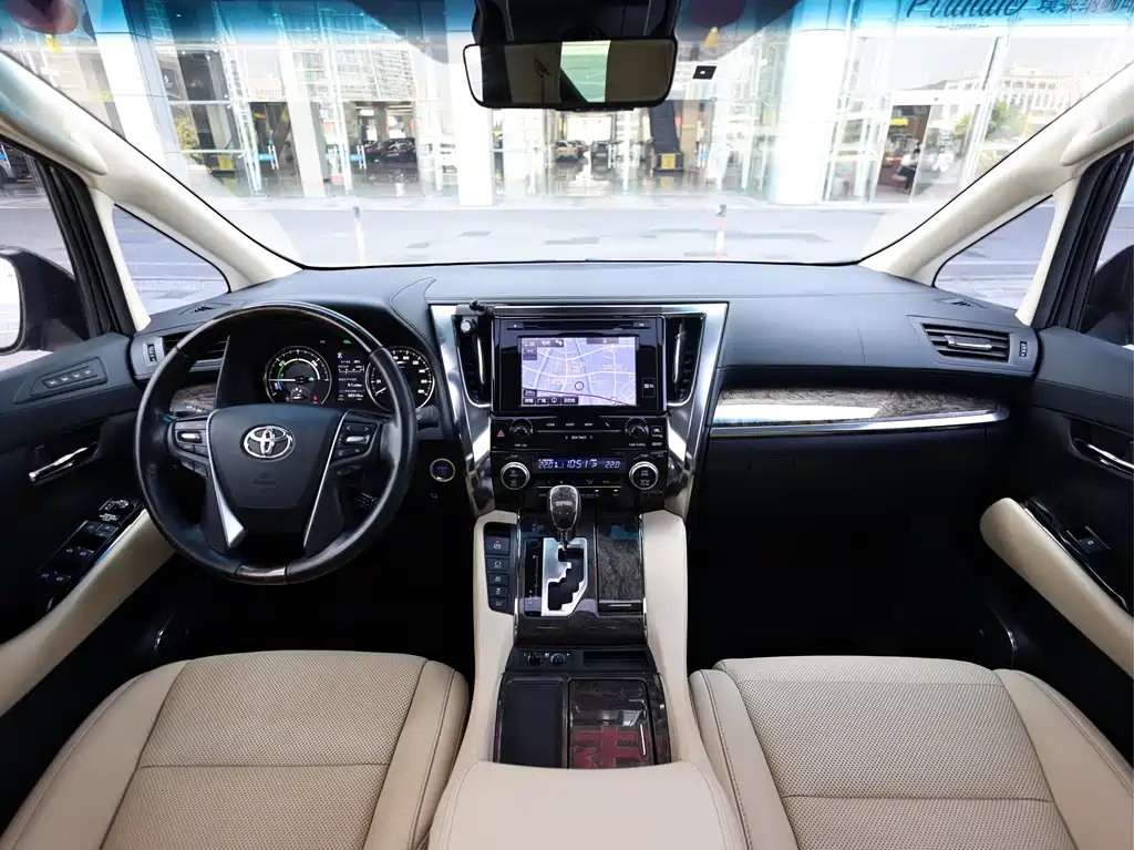 Toyota Alphard — миниатюра 10