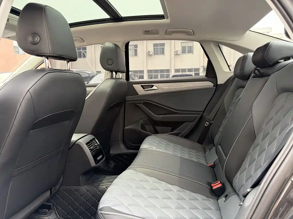 Volkswagen Sagitar 2025 300TSI DSG