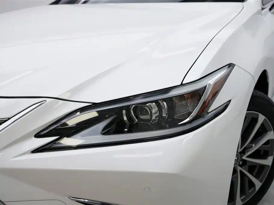 LEXUS  ES