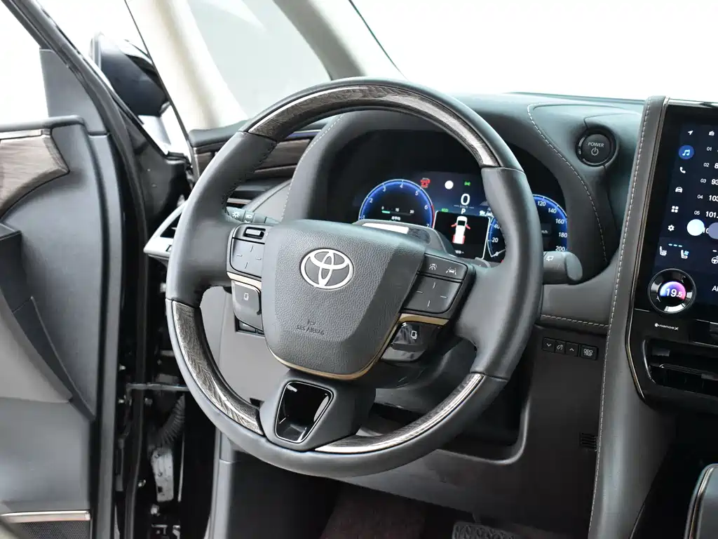 Toyota Alphard — миниатюра 12