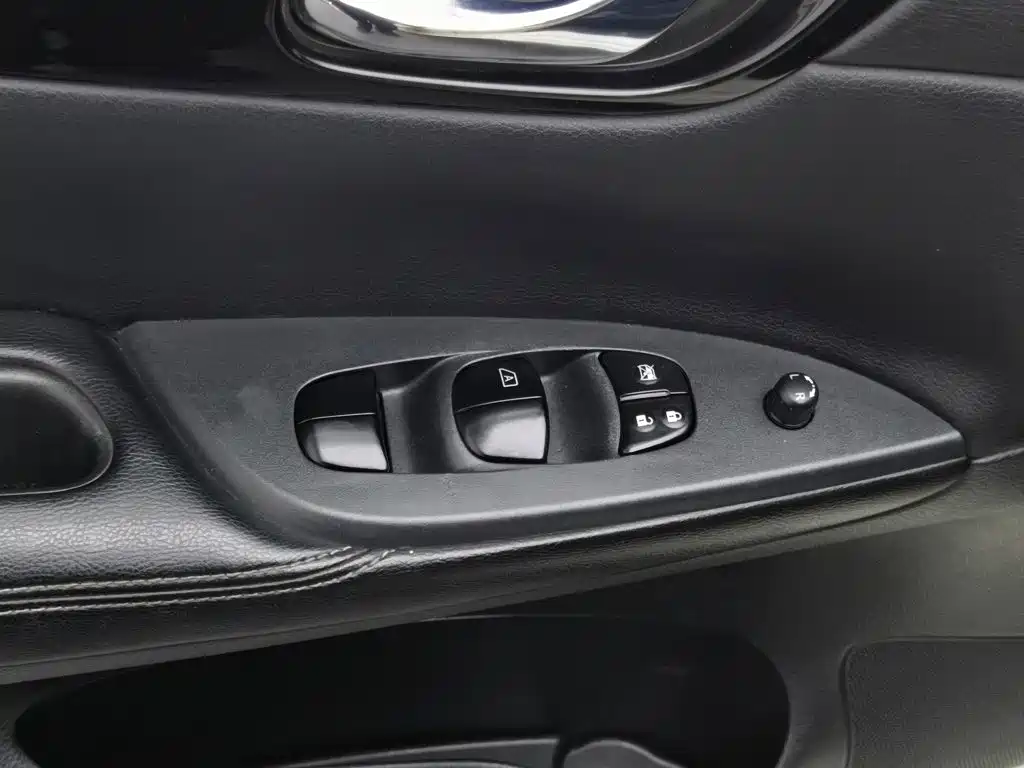 Nissan Tiida — миниатюра 9