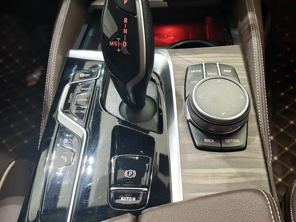 BMW 5 Series New Energy — миниатюра 7