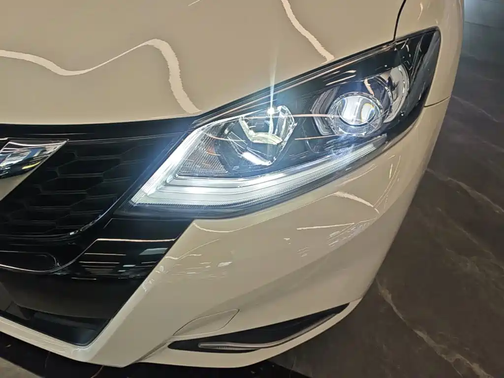 Nissan Tiida — миниатюра 24