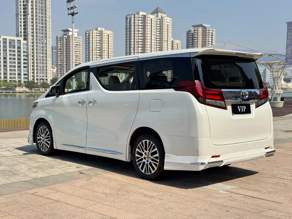 Toyota Alphard — миниатюра 7