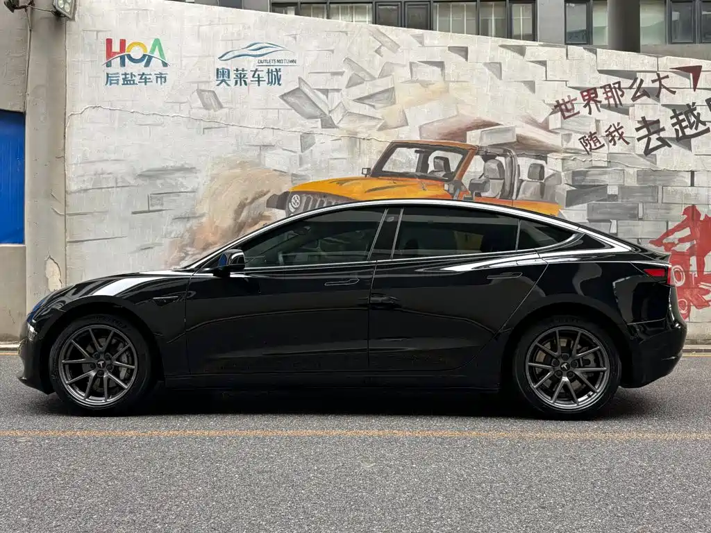 Tesla Model 3 — миниатюра 3