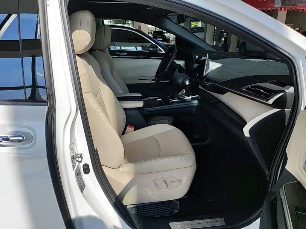 Toyota Granvia — миниатюра 25