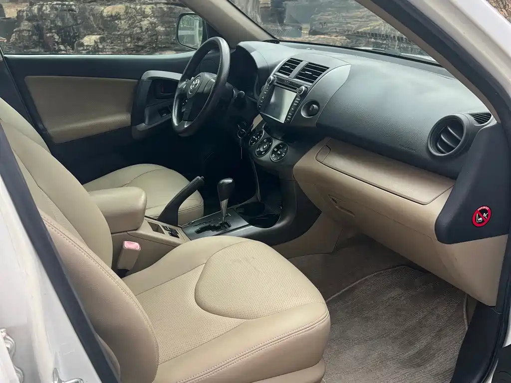Toyota RAV4 — миниатюра 10