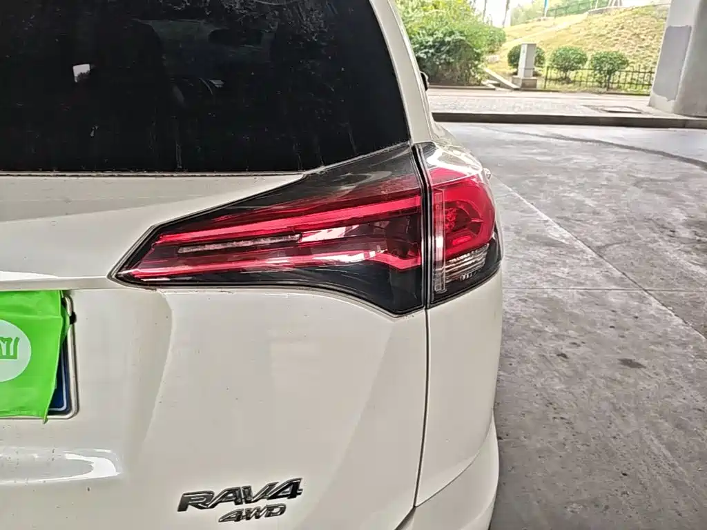 Toyota RAV4 — миниатюра 8