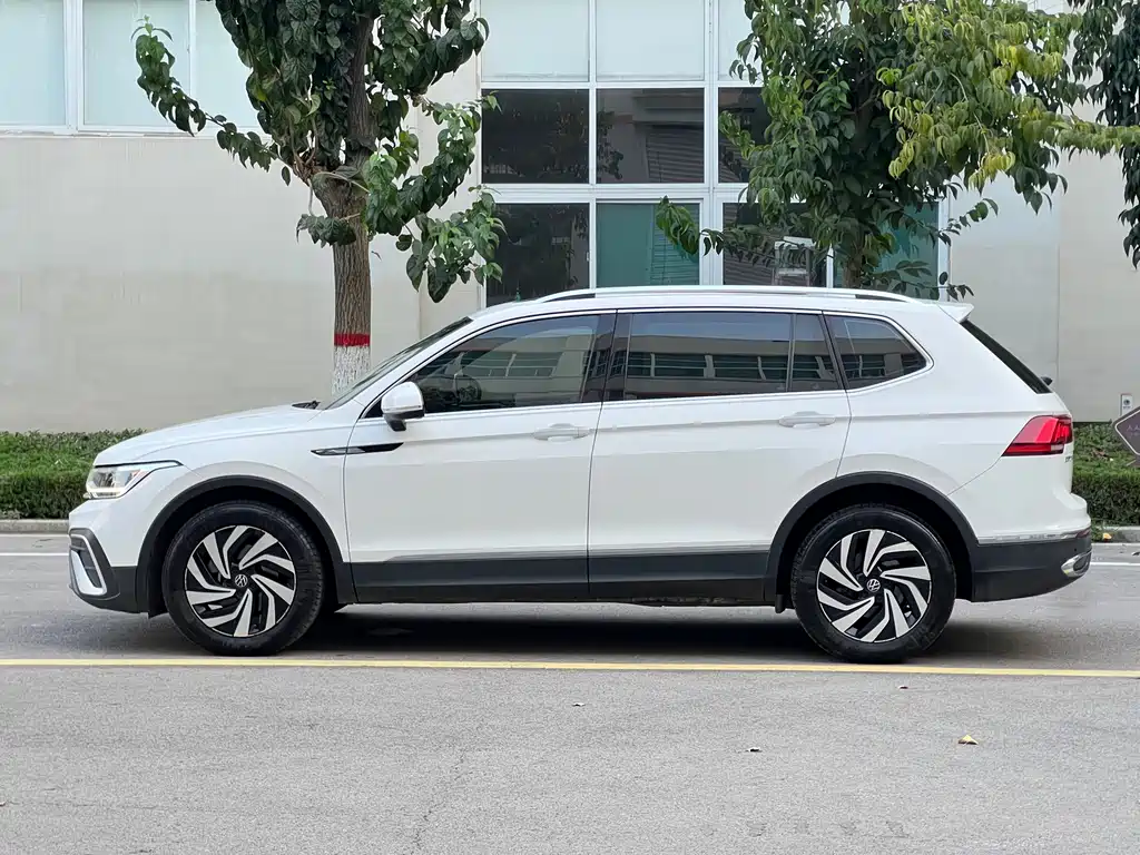 Volkswagen Tiguan L — миниатюра 12