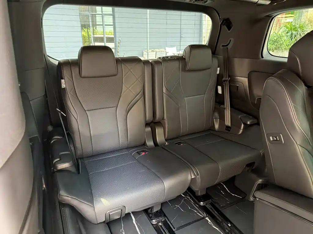 Toyota Alphard — миниатюра 8